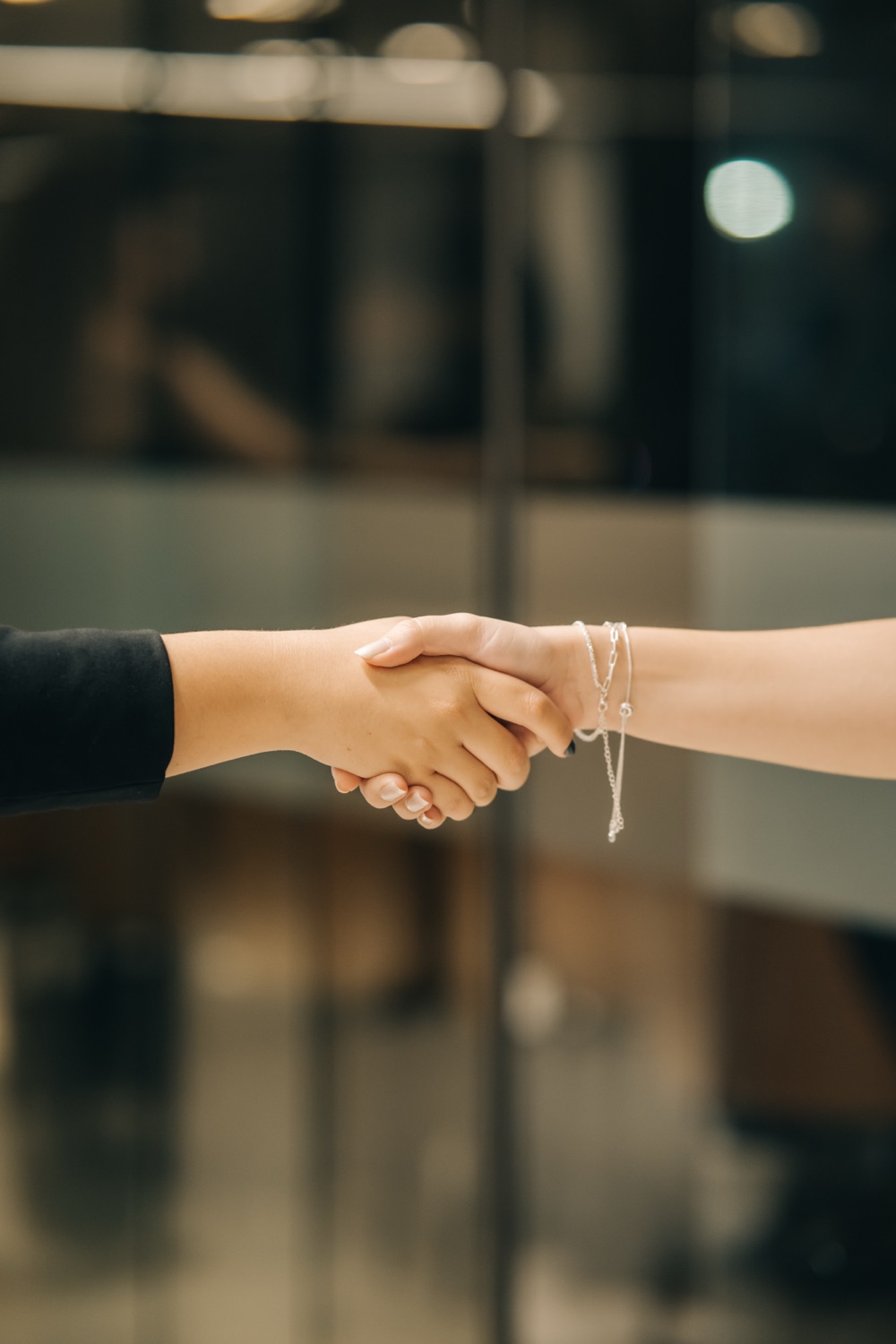 Aperto de mãos entre profissionais em ambiente corporativo